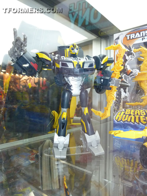 SDCC 2013   Transformers Weaponizers Optimus Prime And Bumblebee Figures Display Image  (11 of 19)